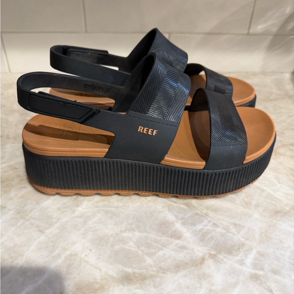 Reef Water Vista Higher in Black and Cognac Platform Sandals Size 9